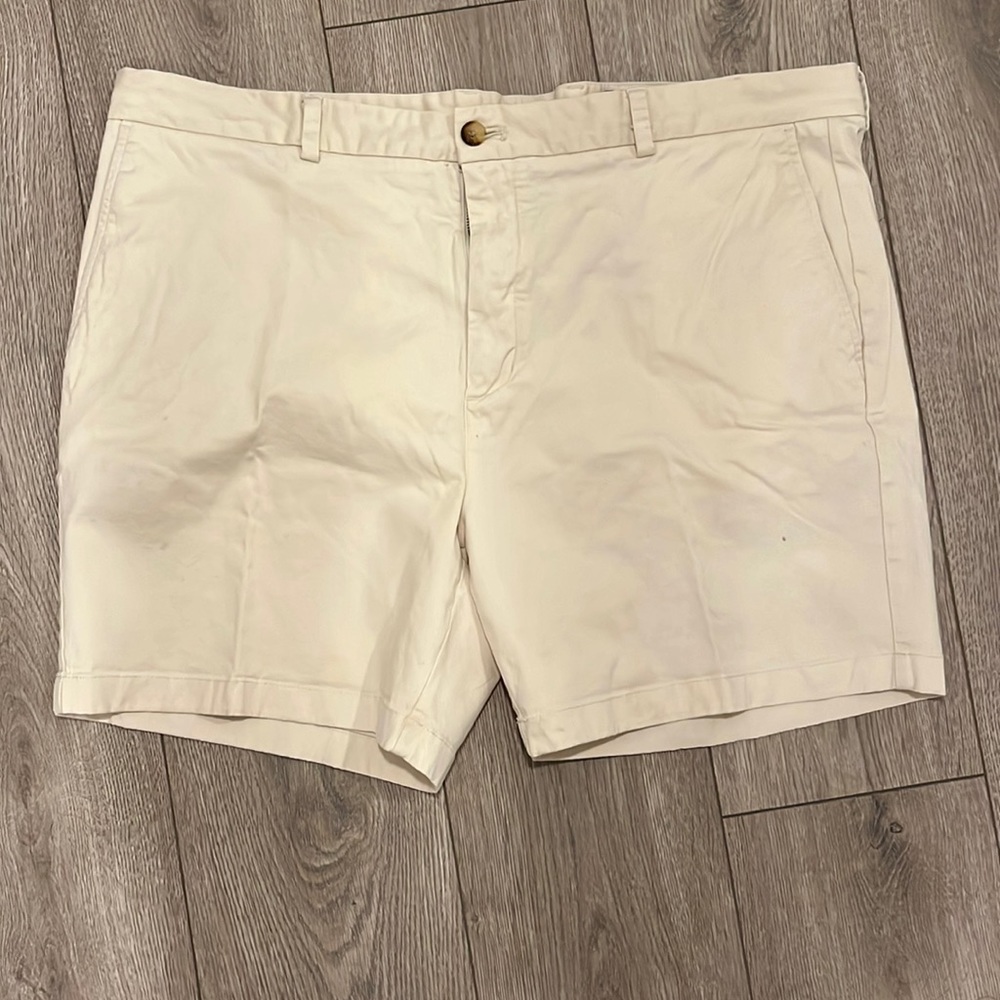 Vineyard vines khaki breaker shorts size 42. Amazing condition